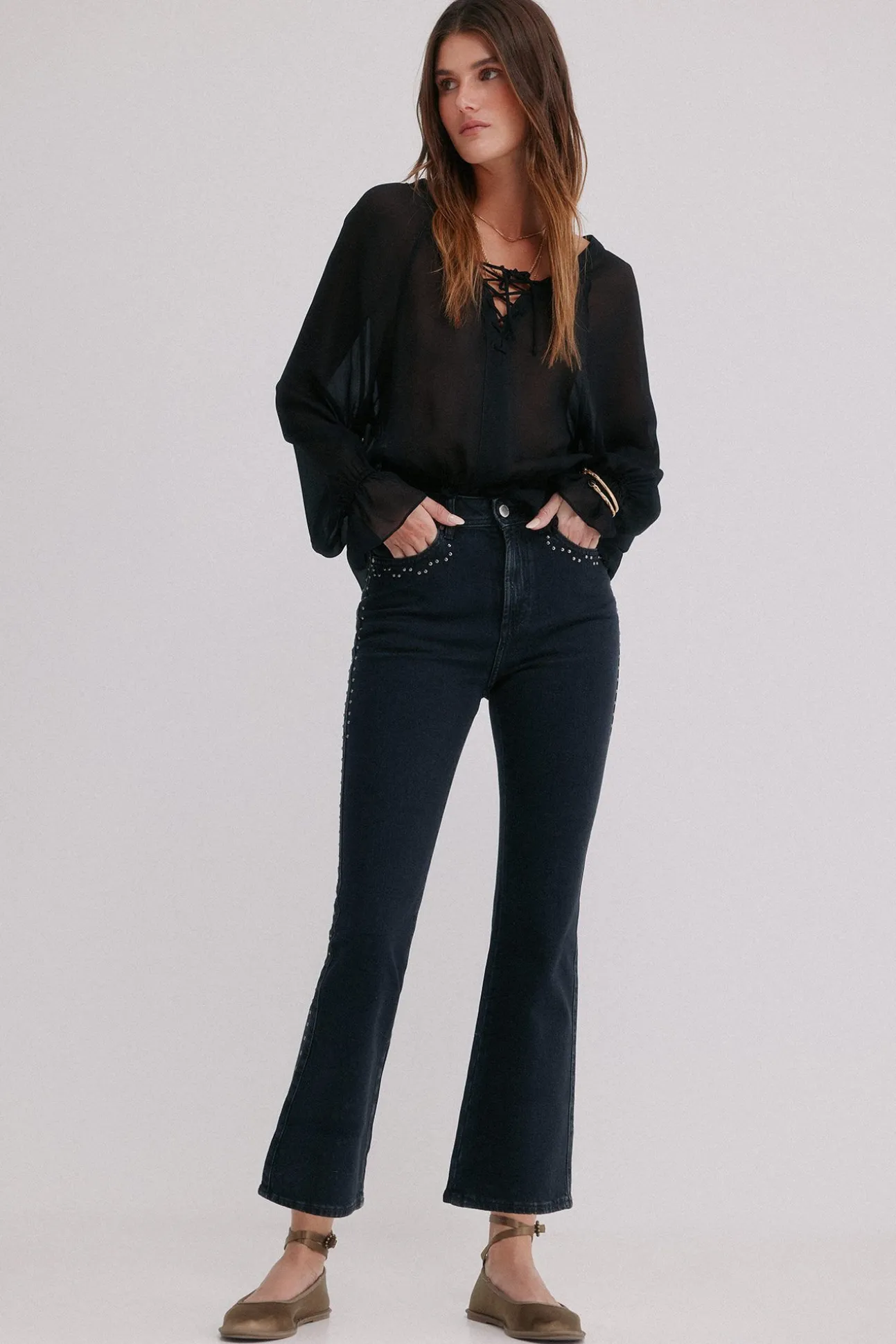 Basileia. Calça jeans com tachas