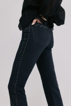 Basileia. Calça jeans com tachas
