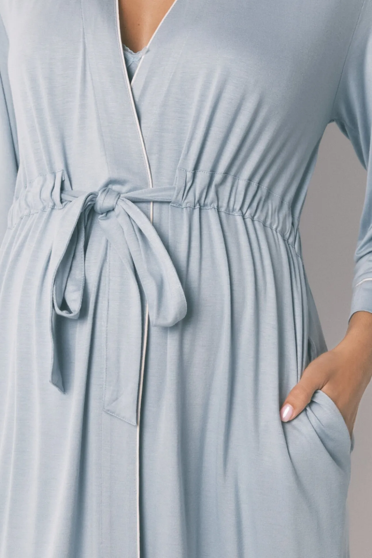 Bata robe técnica "maternity" azul de soft touch
