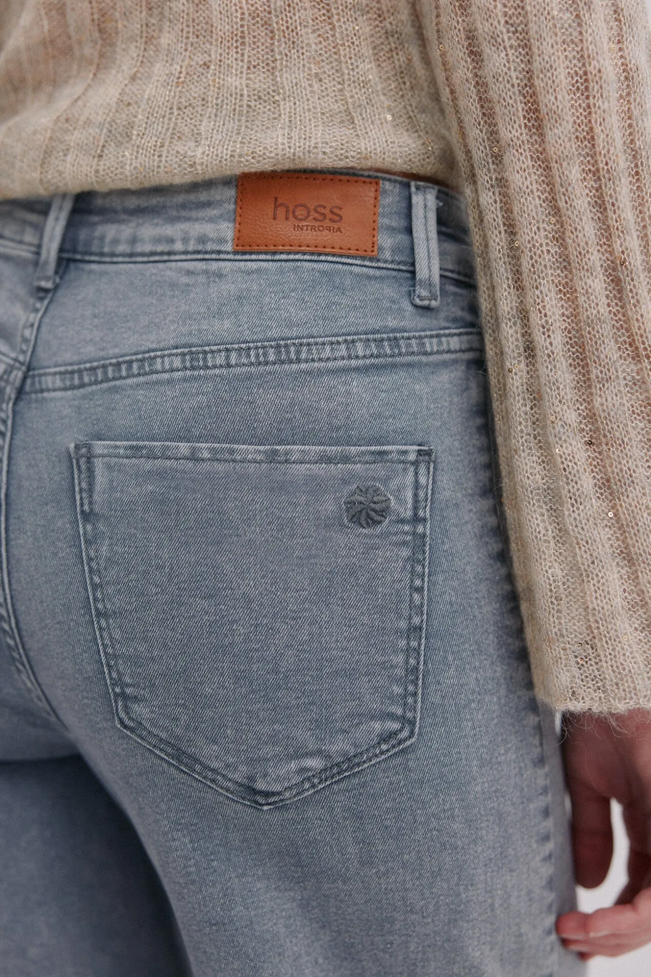 Berta. Calça jeans de perna larga