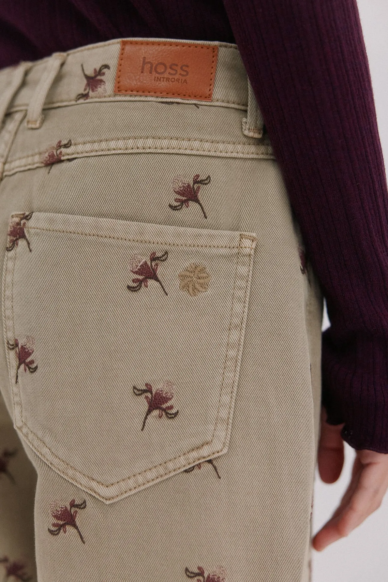 Bettina. Calça jeans bordada