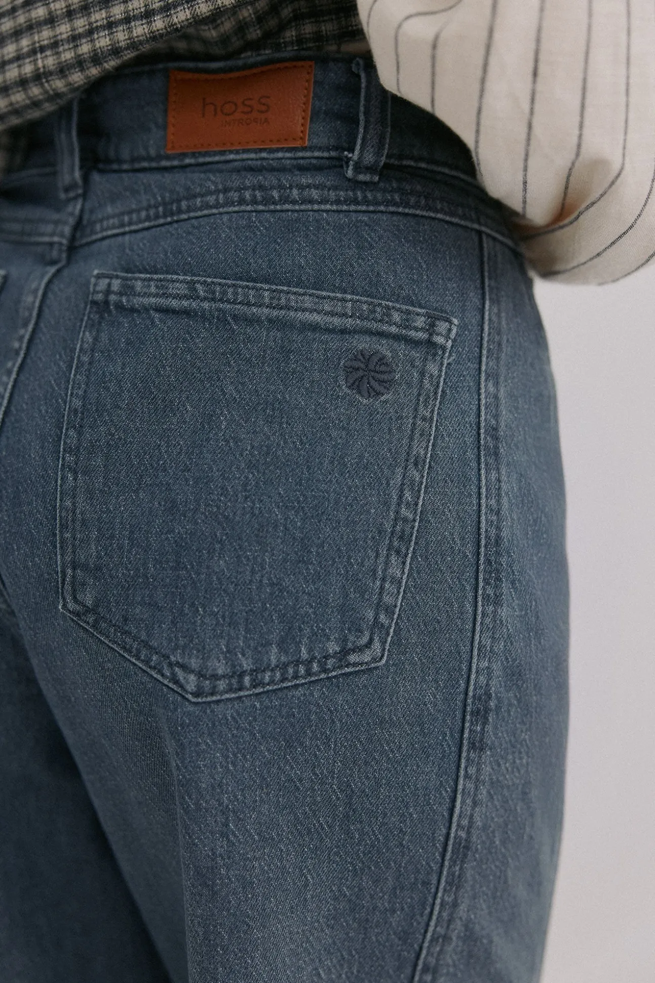 Bibiana. Calça jeans trespassada