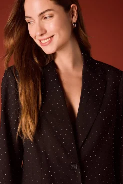 Blazer ajustado com strass.