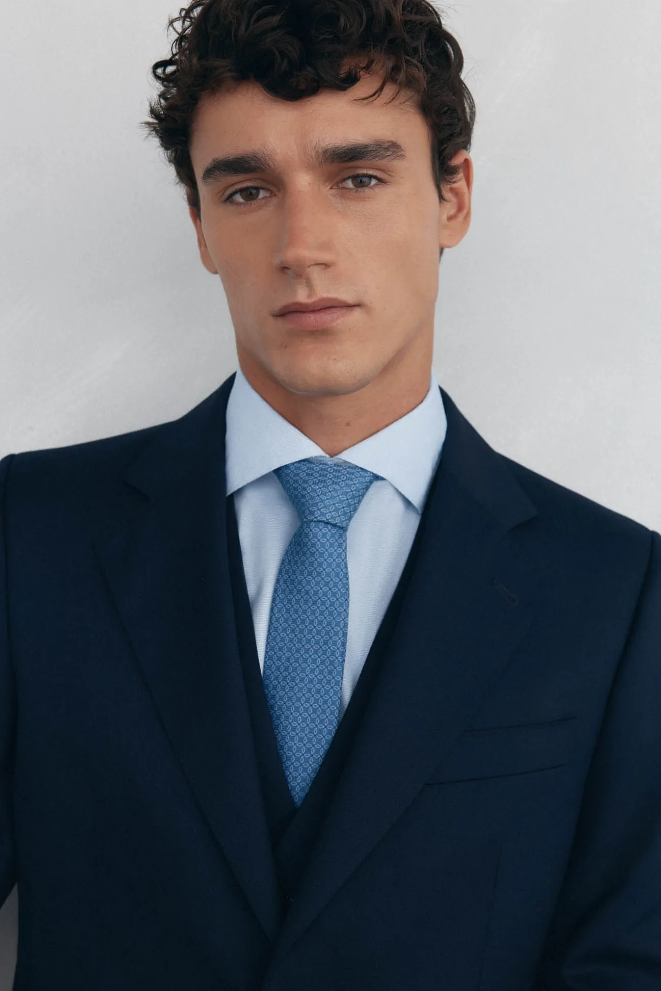 Blazer estruturado com costas azuis e corte sob medida
