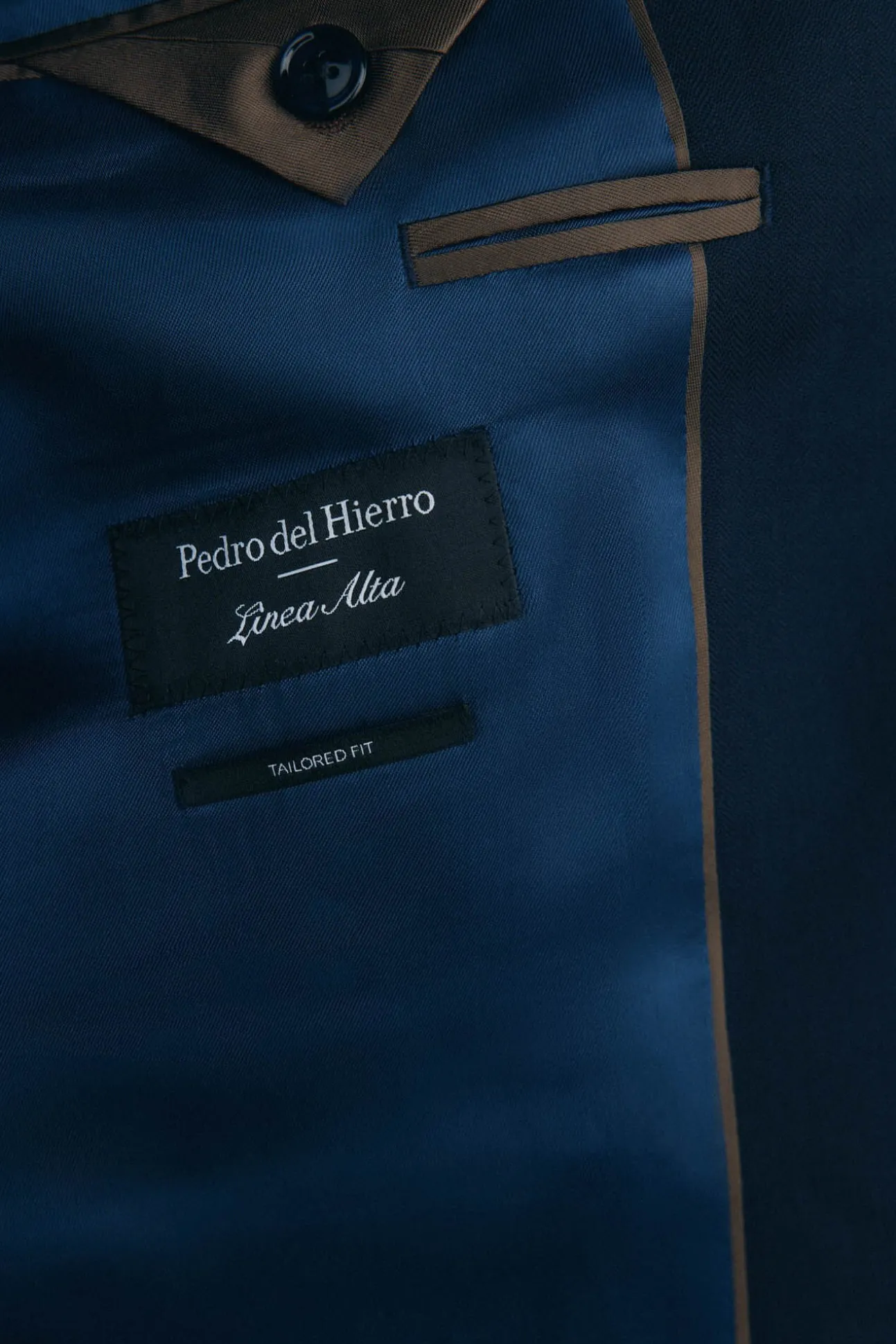 Blazer estruturado com costas azuis e corte sob medida