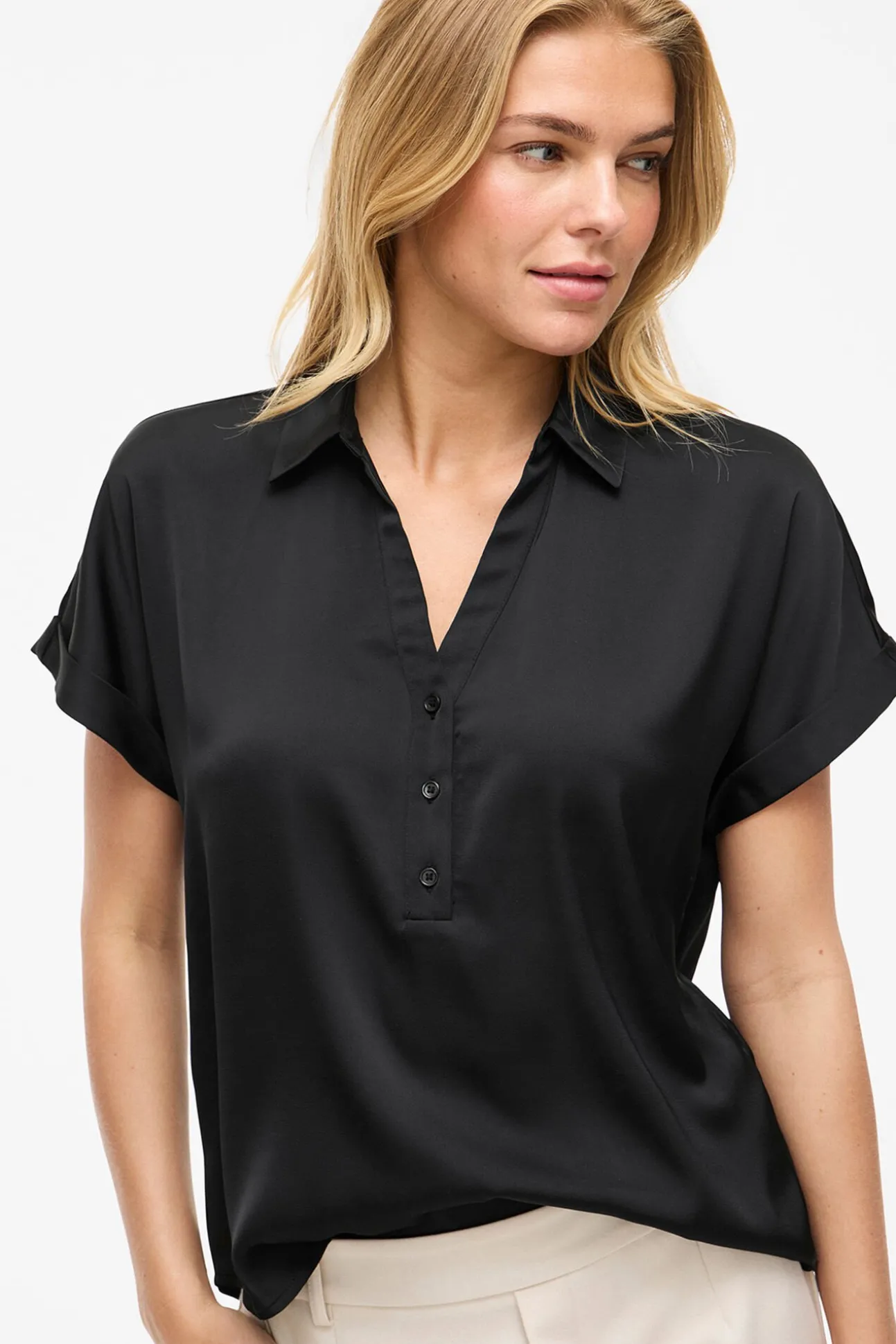 Blusa acetinada de manga curta