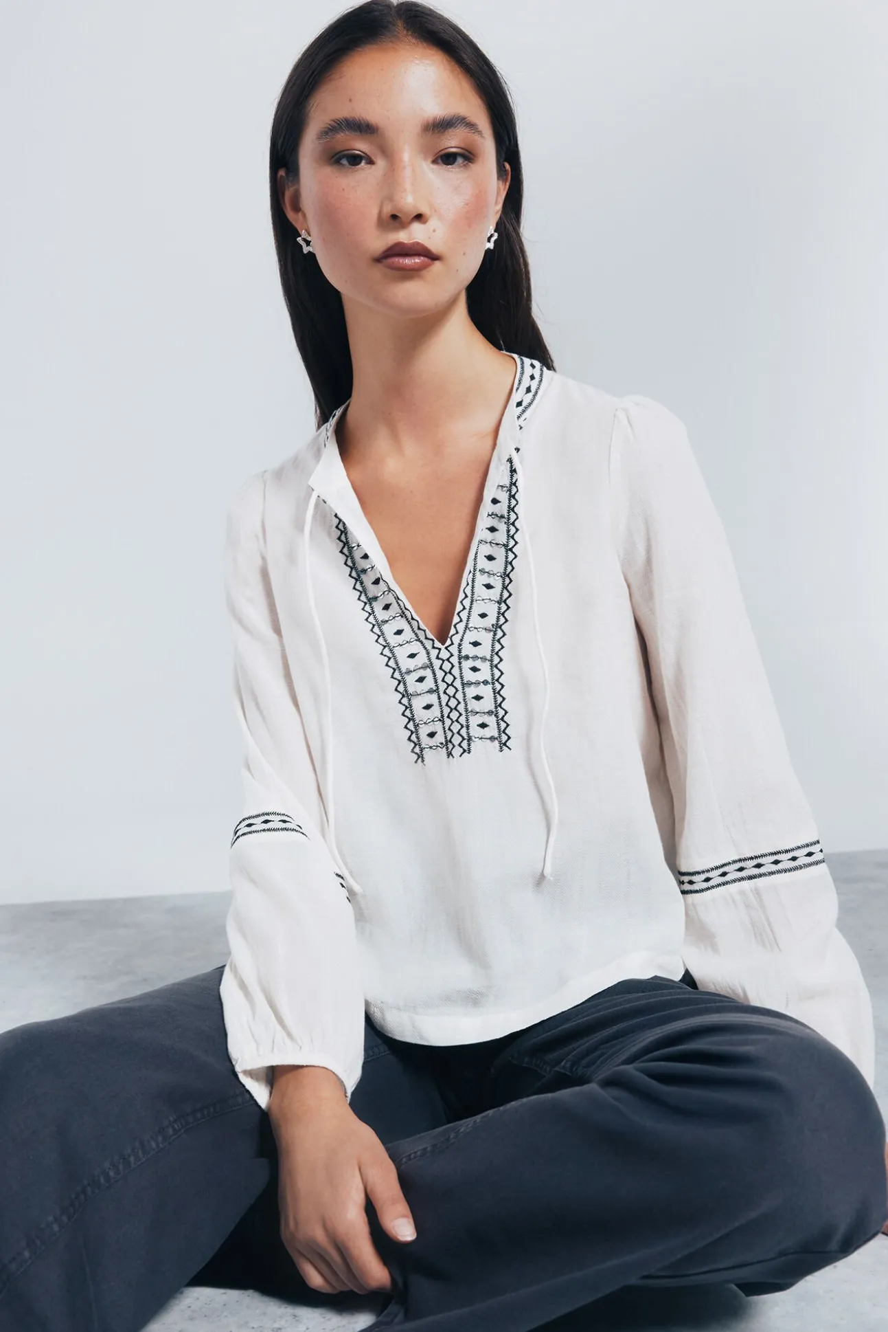 Blusa boho com bordado de lantejoulas