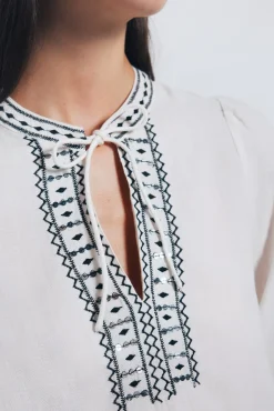 Blusa boho com bordado de lantejoulas
