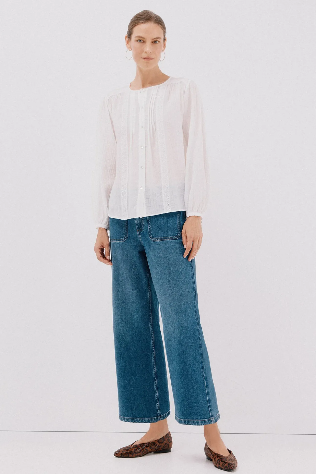 Blusa com acabamento em renda