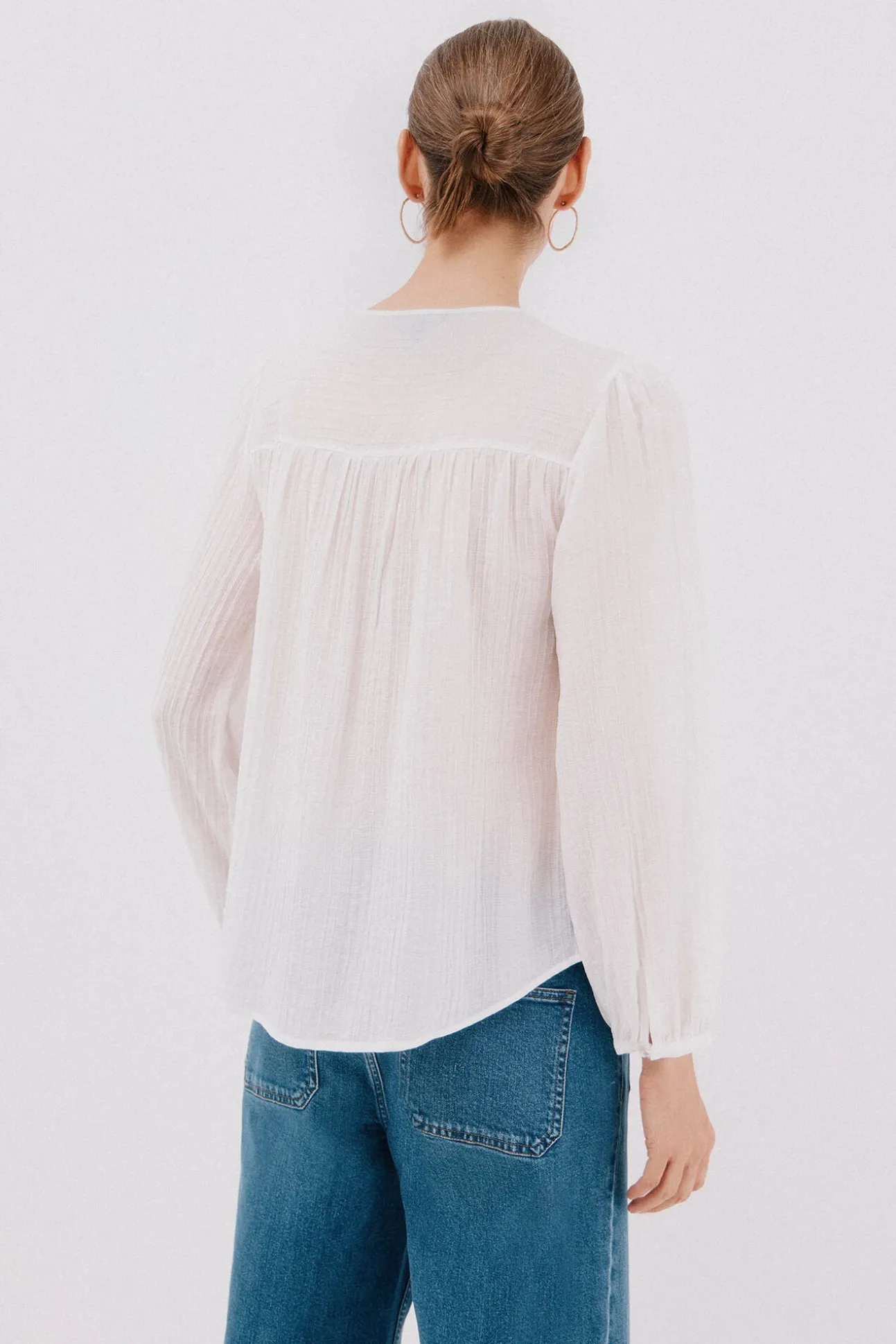 Blusa com acabamento em renda