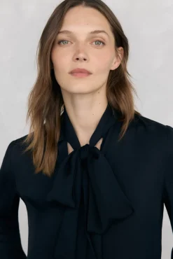 Blusa com babados e laçada