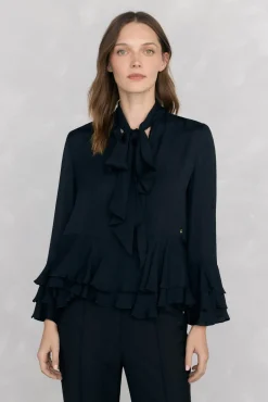 Blusa com babados e laçada