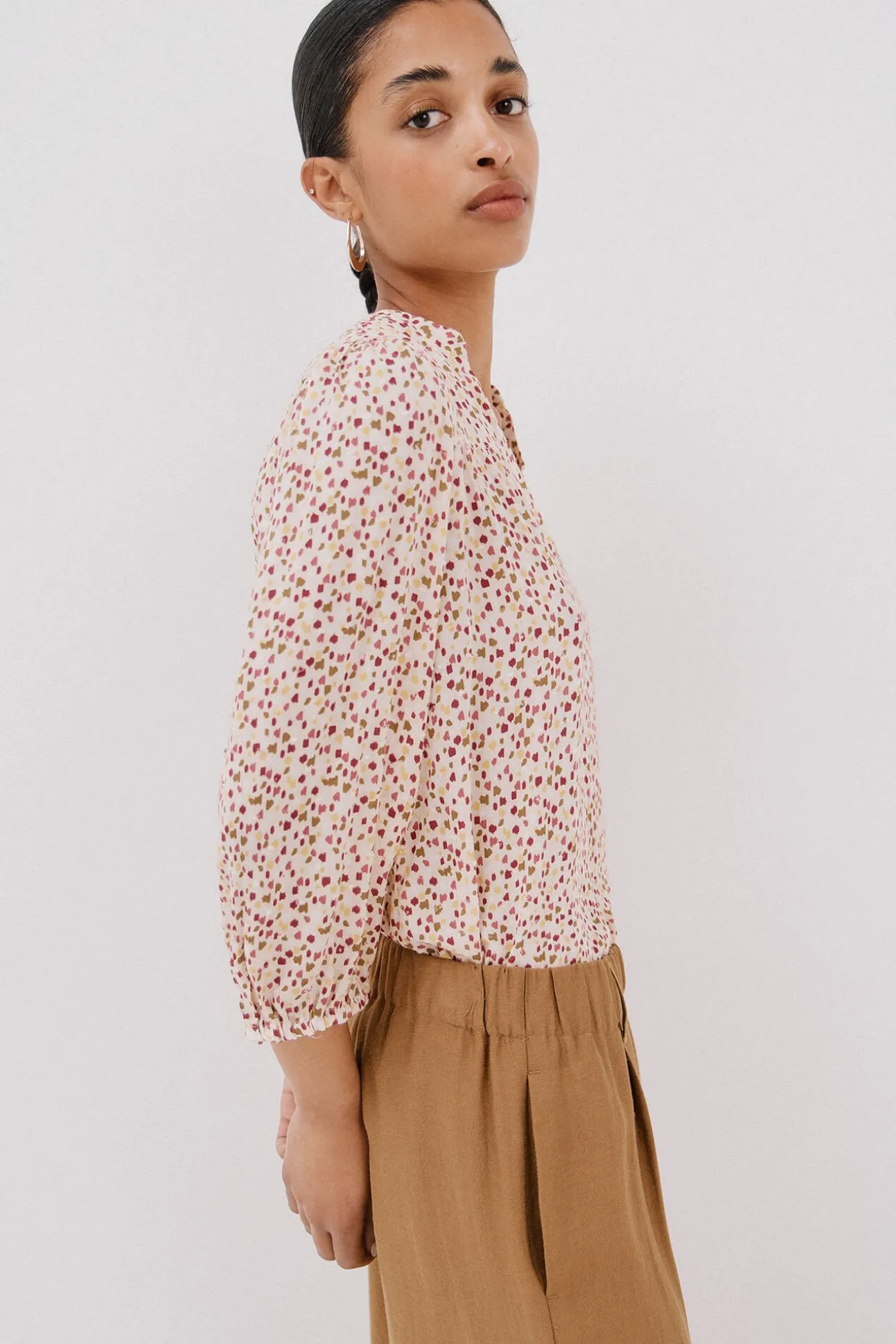 Blusa com cintado = entallado frontal