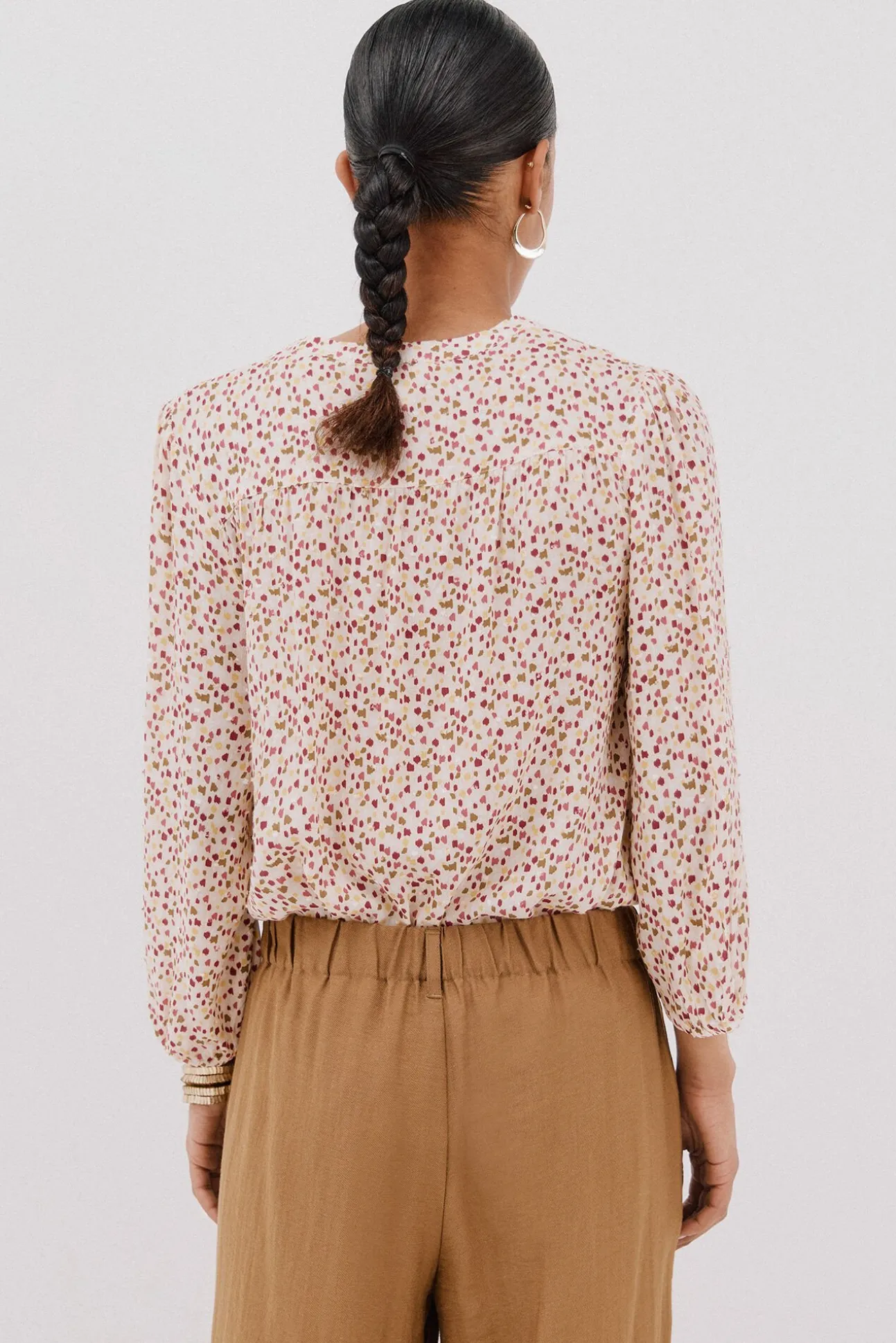 Blusa com cintado = entallado frontal