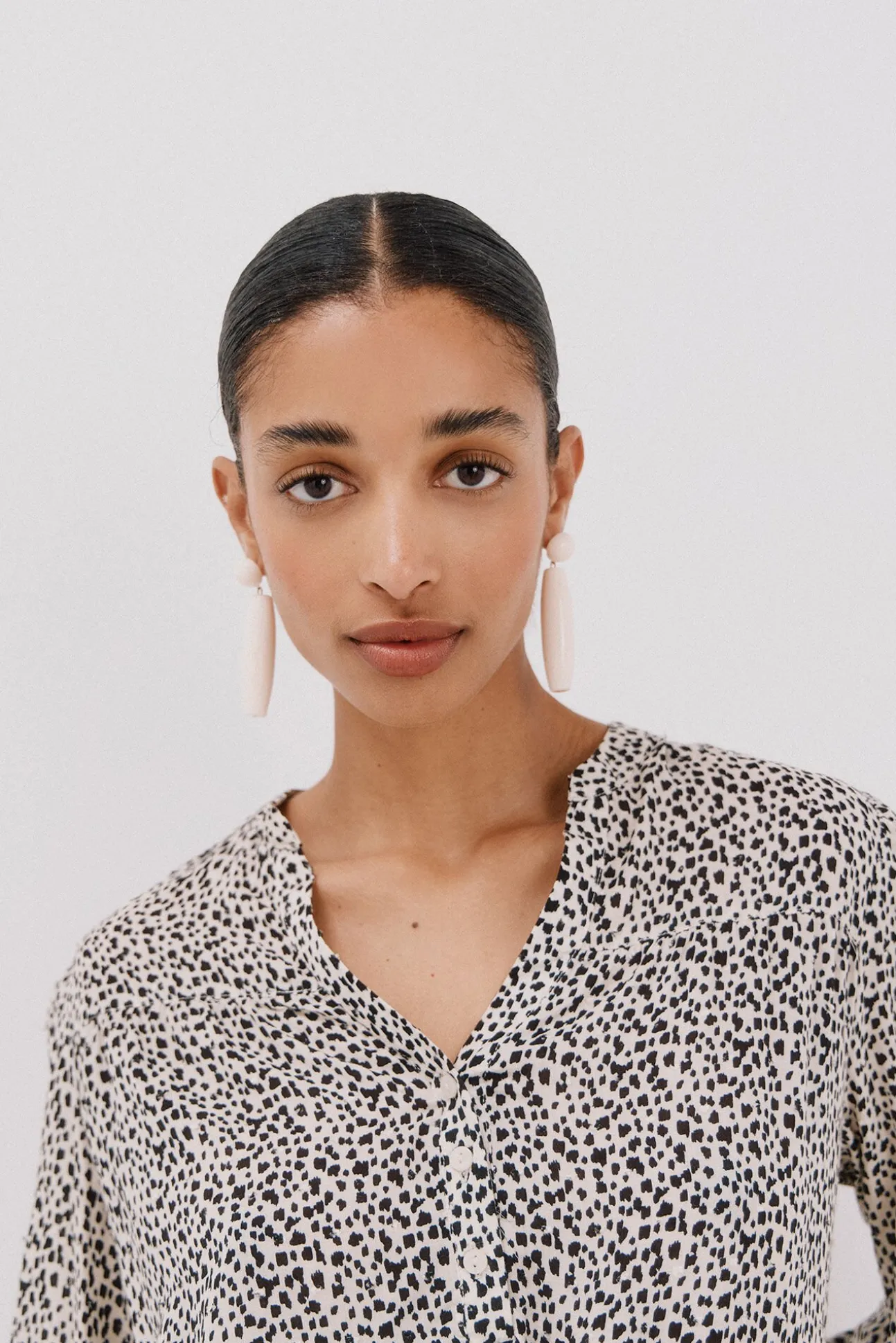 Blusa com cintado = entallado frontal