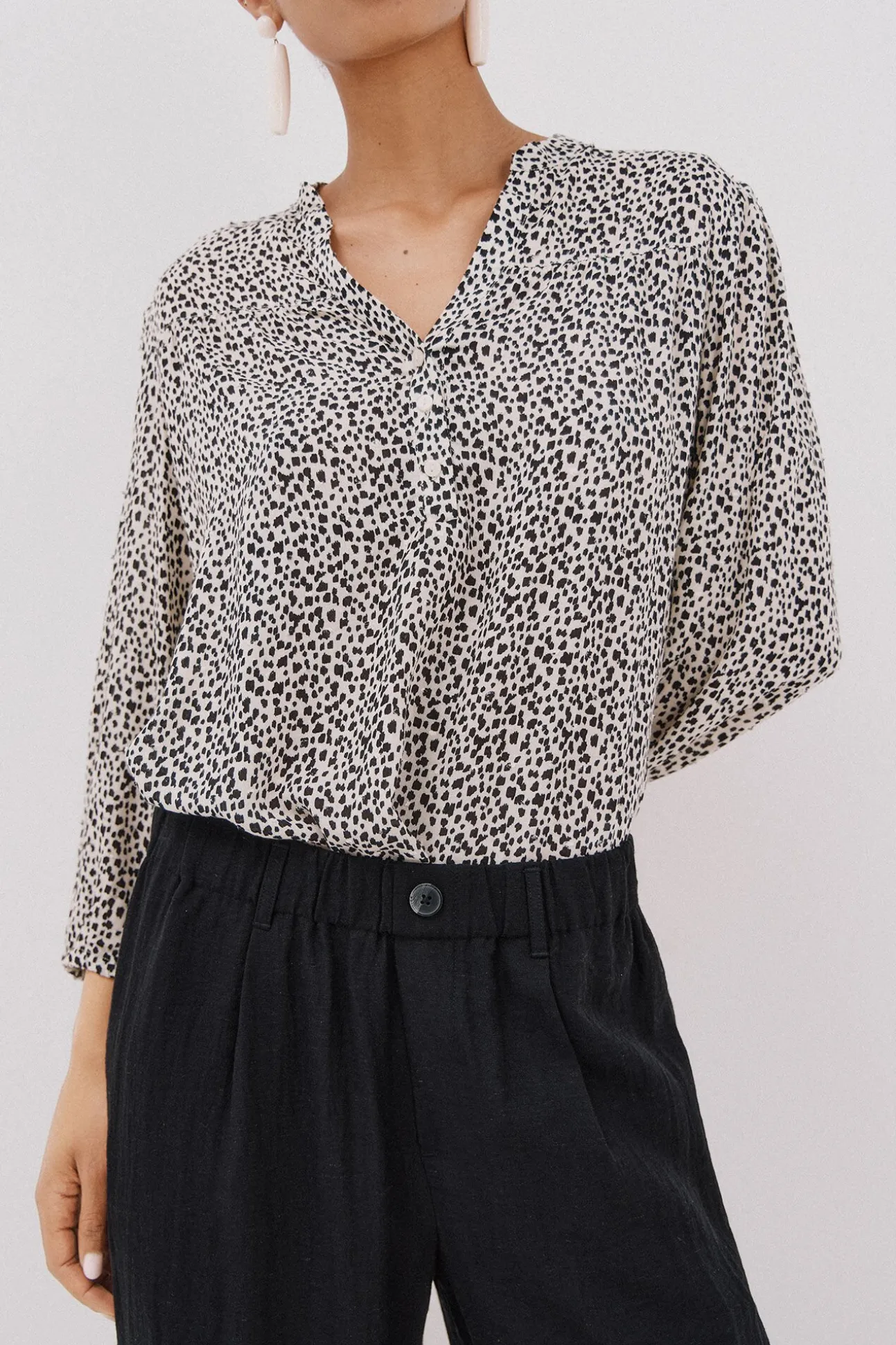 Blusa com cintado = entallado frontal