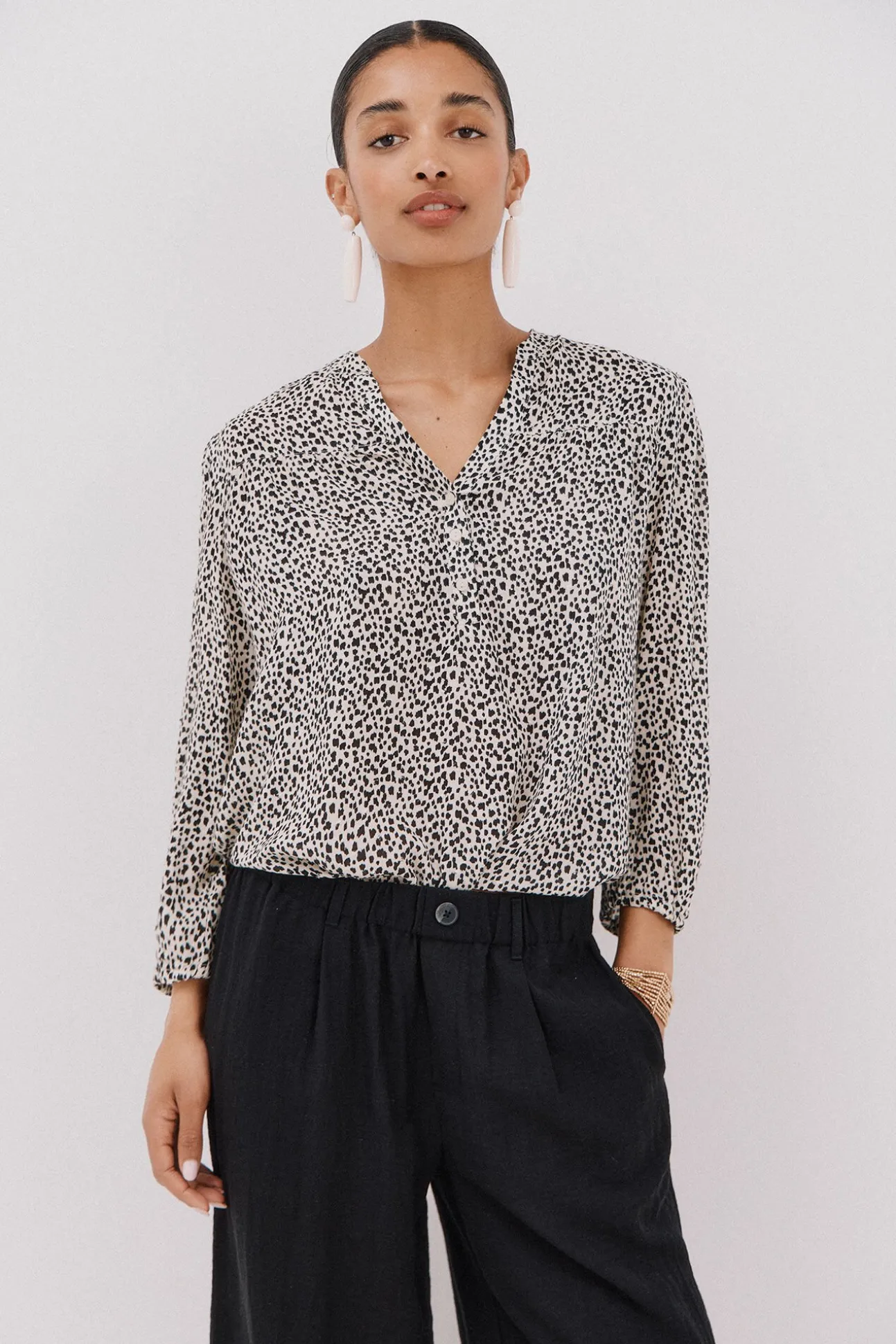 Blusa com cintado = entallado frontal