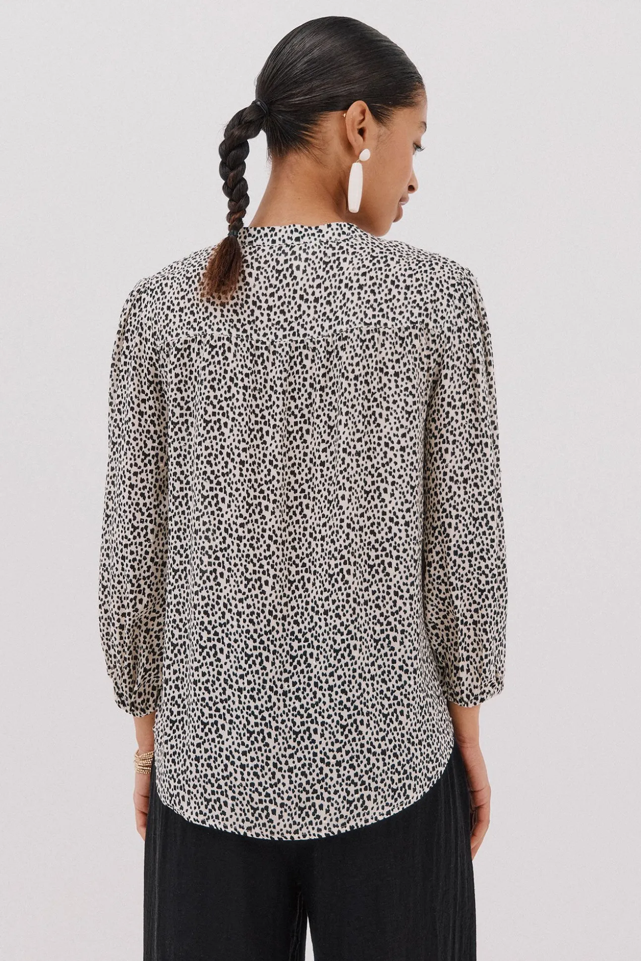 Blusa com cintado = entallado frontal