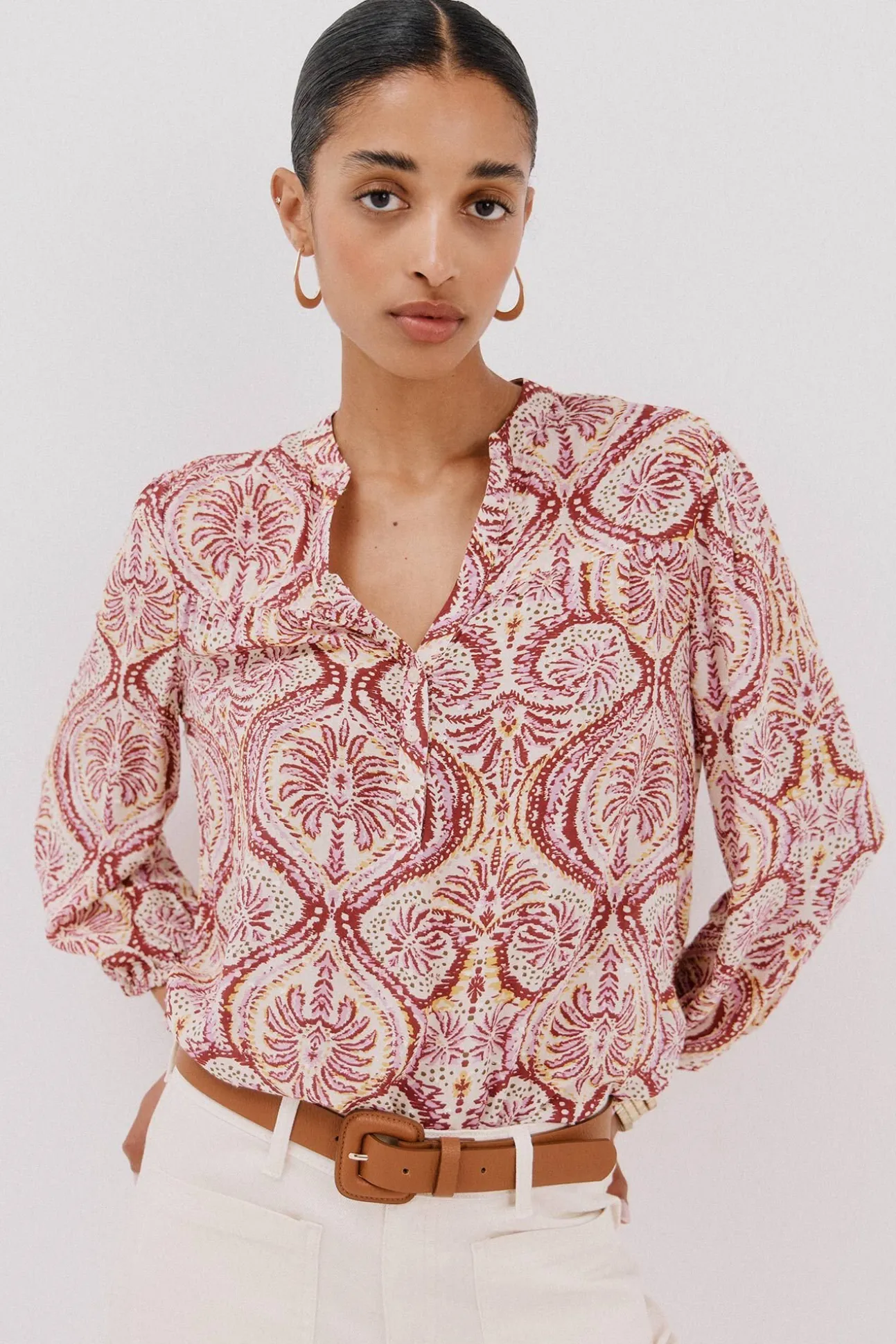 Blusa com cintado = entallado frontal