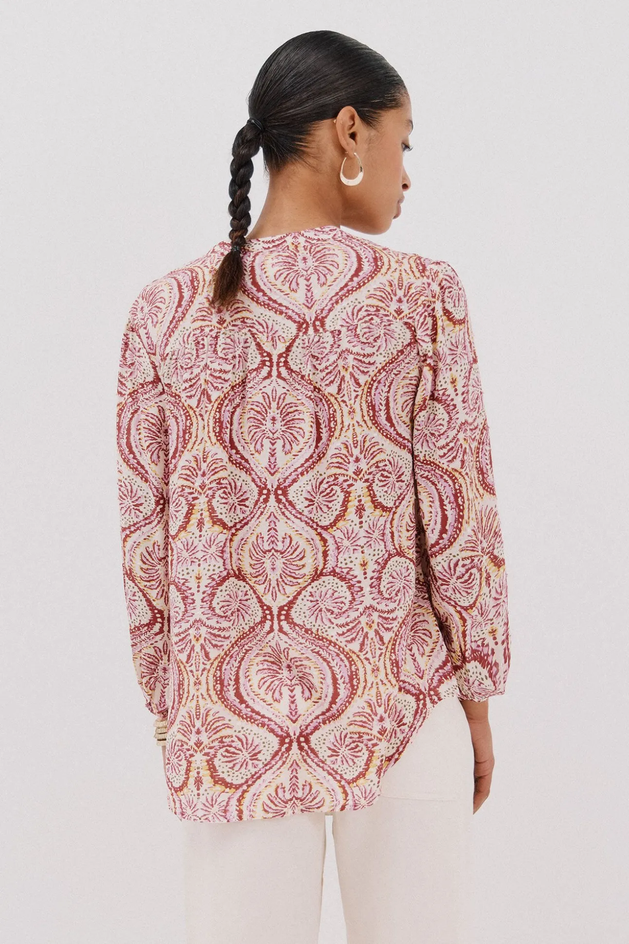 Blusa com cintado = entallado frontal