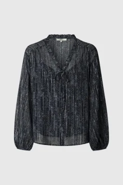 Blusa com detalhes metálicos