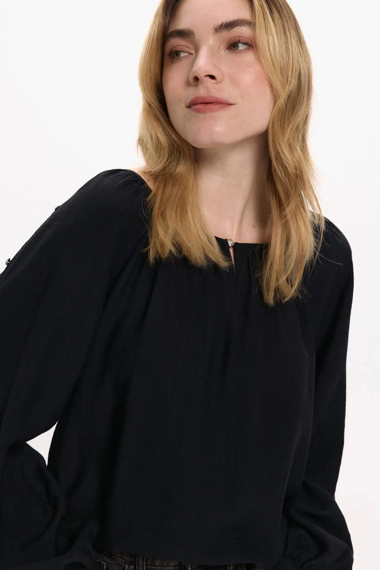 Blusa com mangas abotoadas