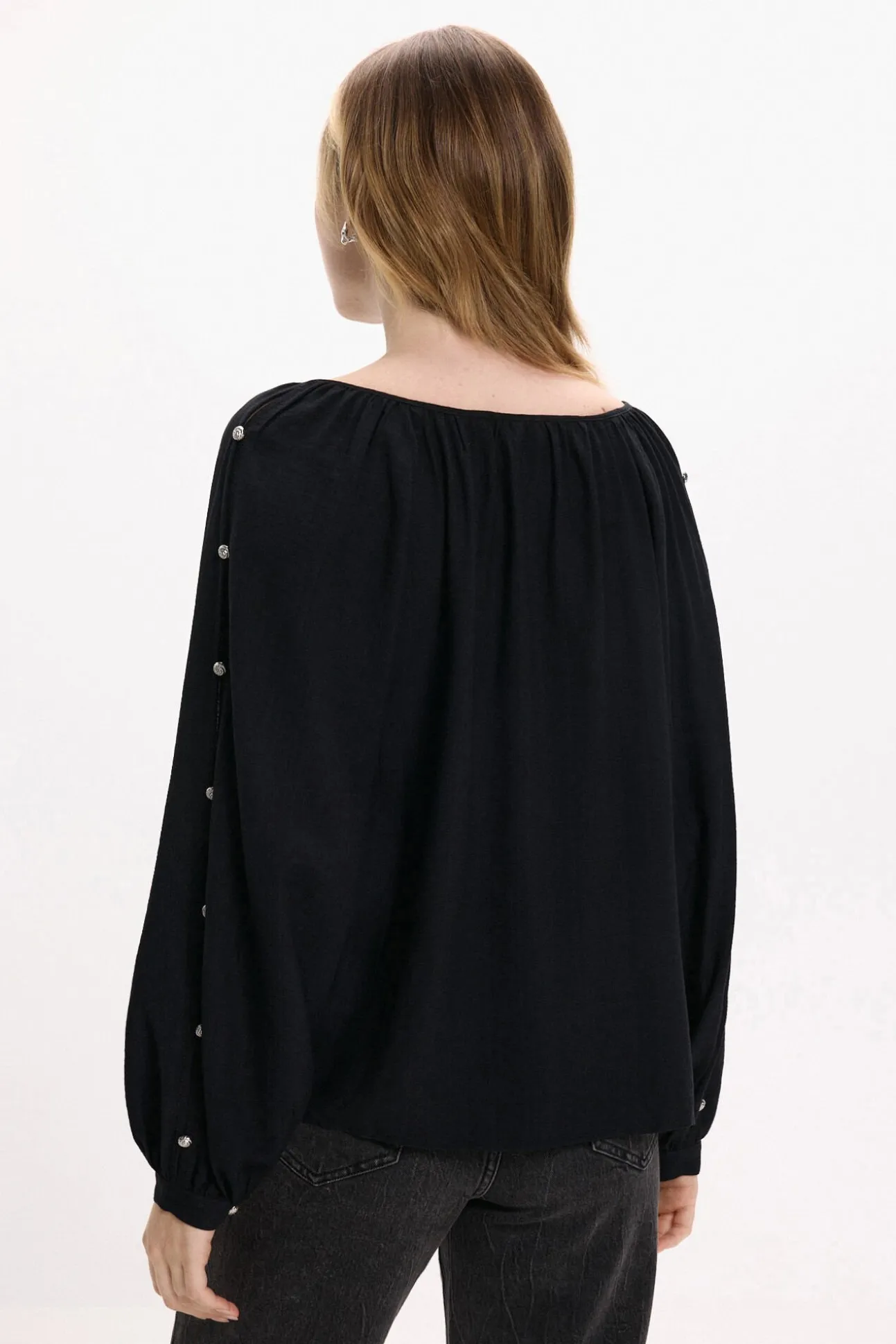 Blusa com mangas abotoadas