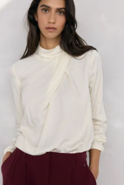 Blusa de cetim com gola alta