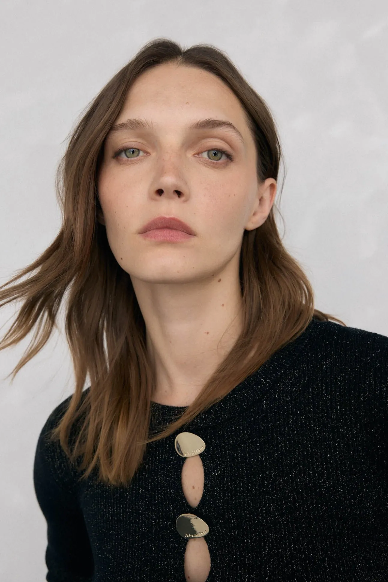 Blusa de malha brilhante com aberturas