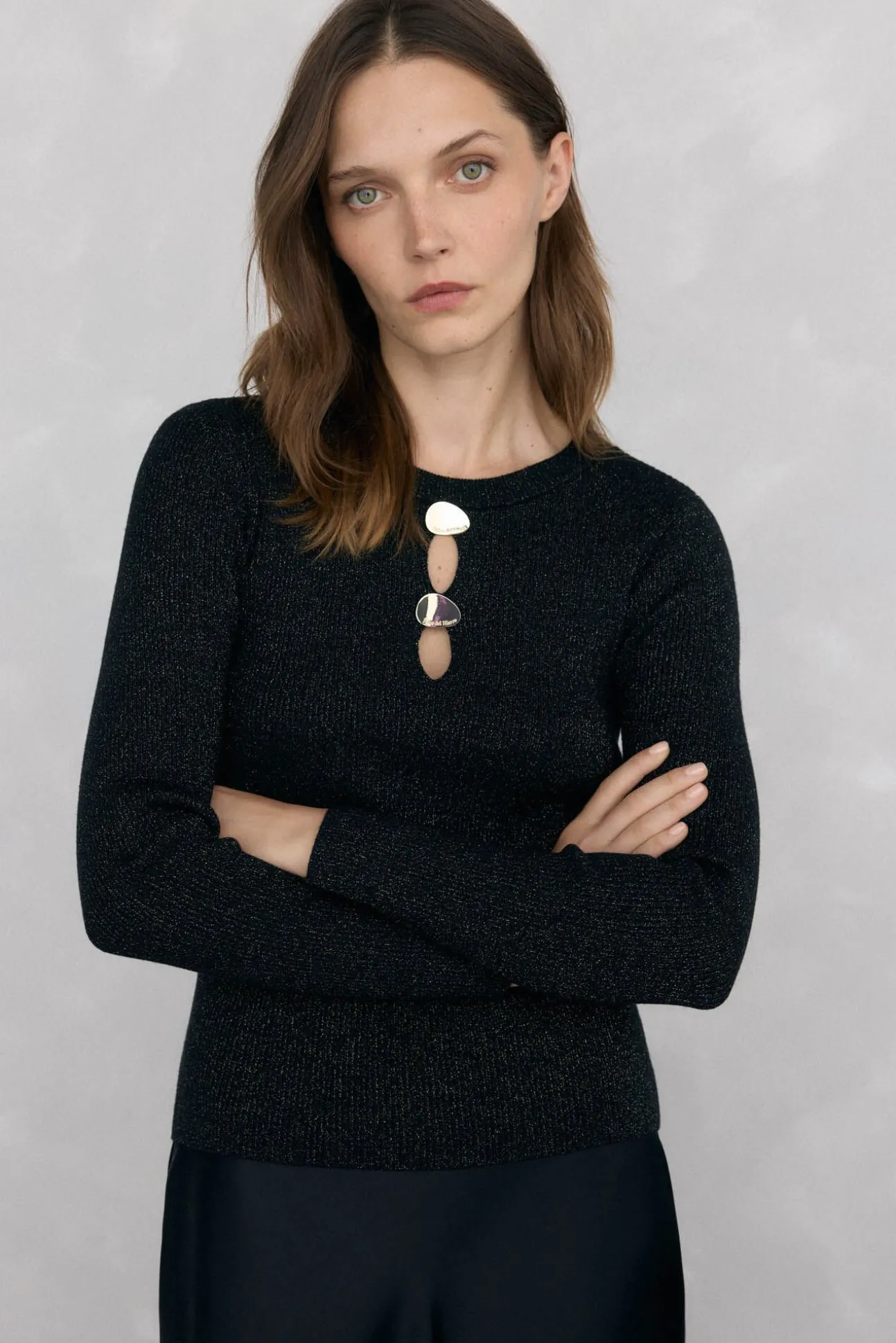 Blusa de malha brilhante com aberturas