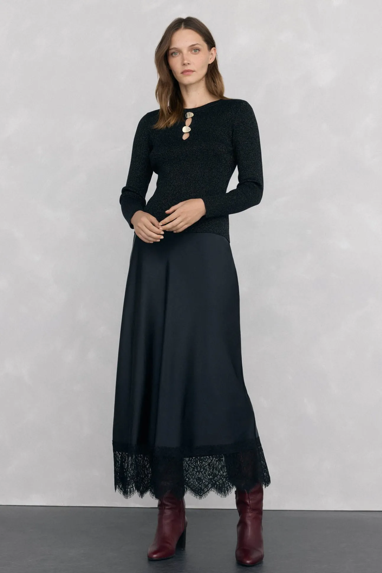 Blusa de malha brilhante com aberturas