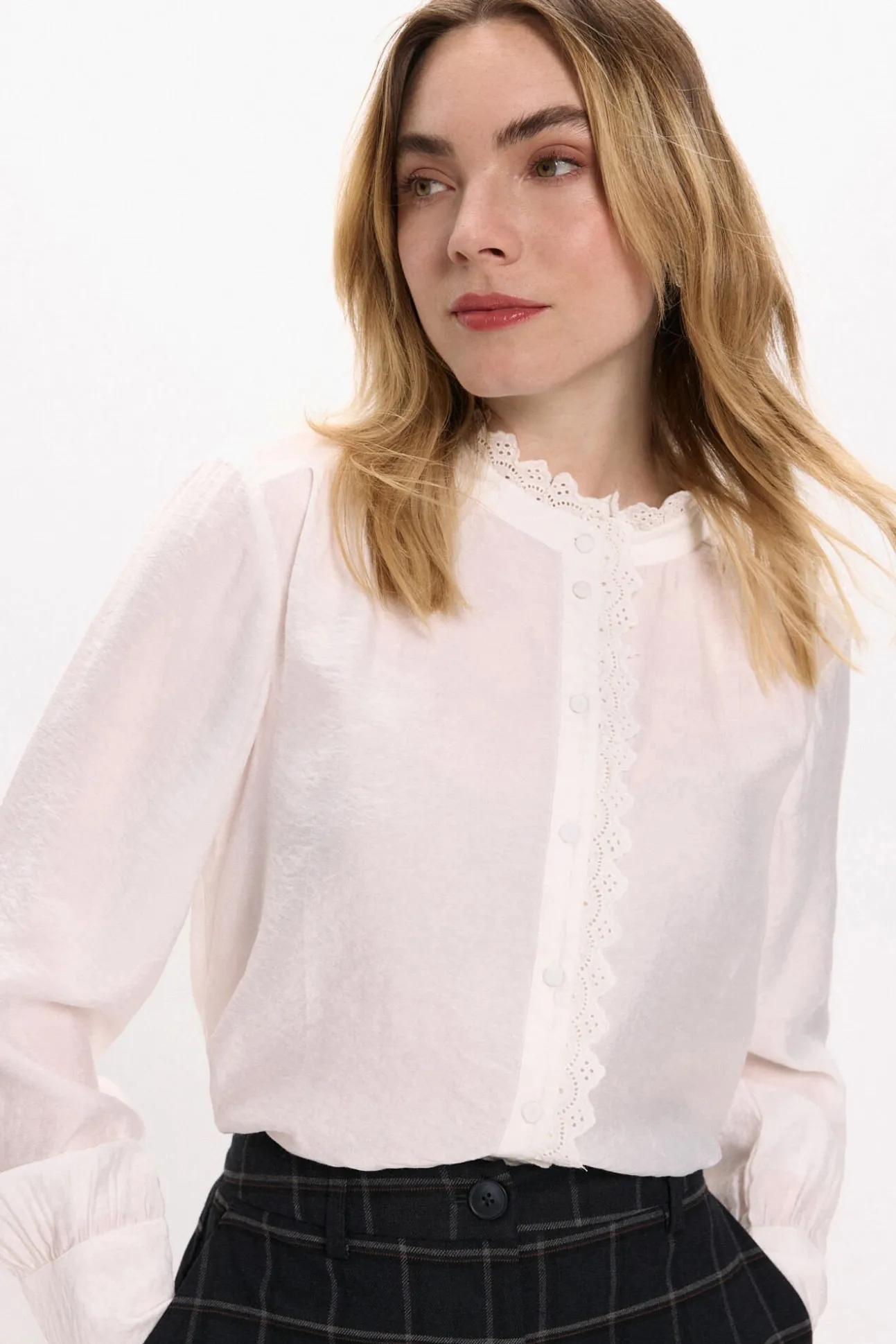 Blusa de manga comprida com bordado inglês