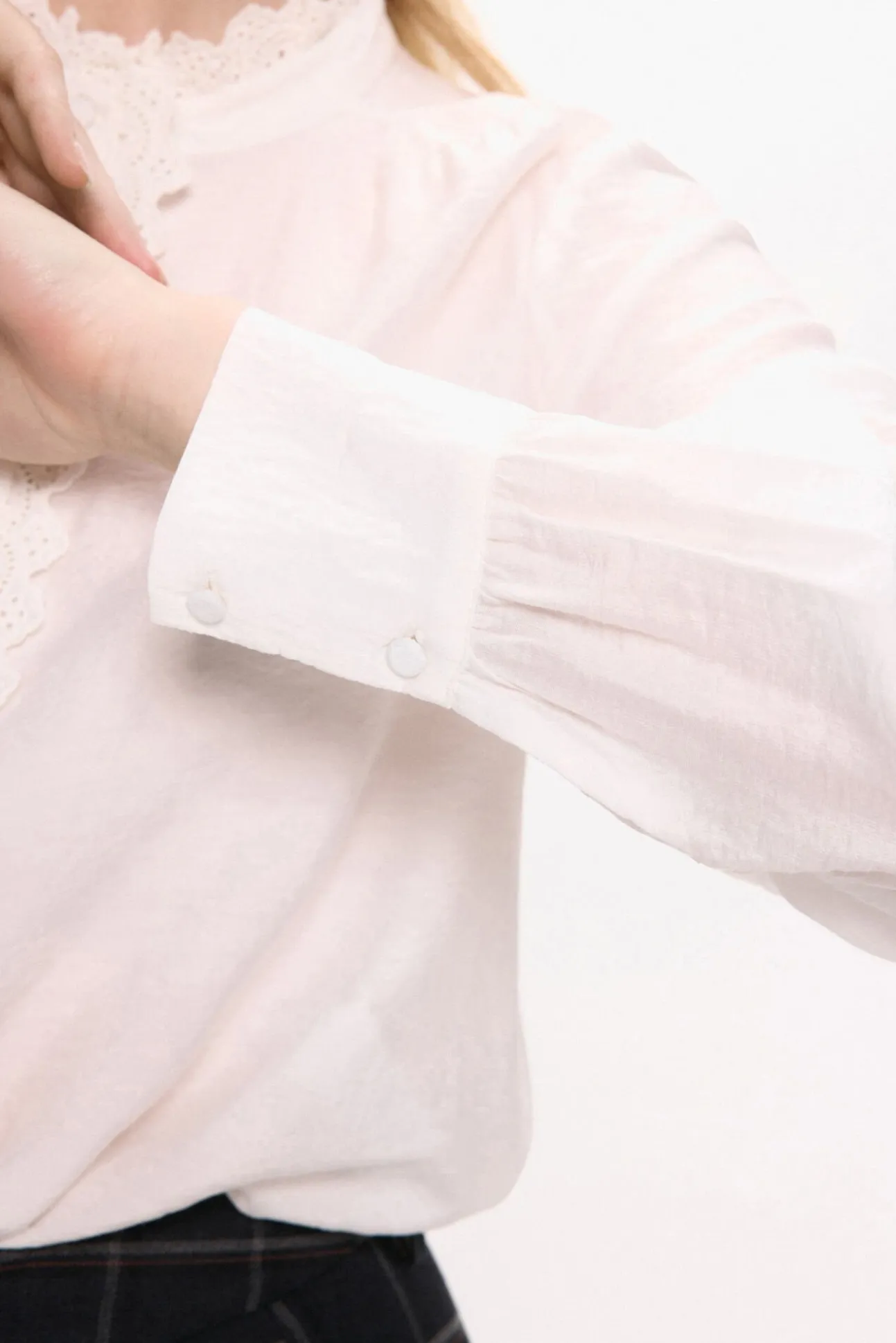 Blusa de manga comprida com bordado inglês