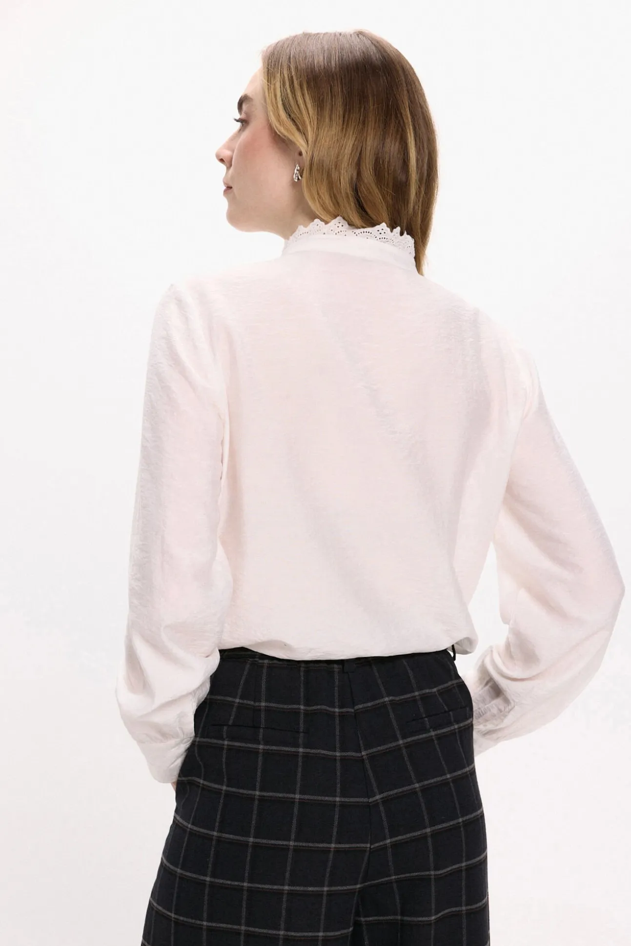 Blusa de manga comprida com bordado inglês