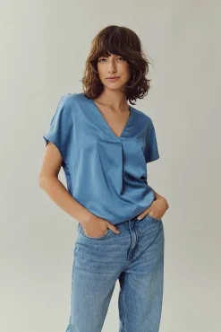 Blusa de manga curta acetinada