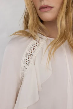 Blusa de renda com babados