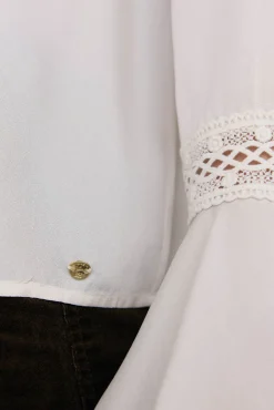 Blusa de renda com babados