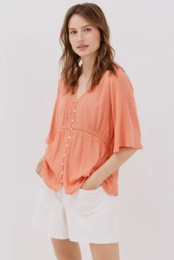 Blusa de renda com babados