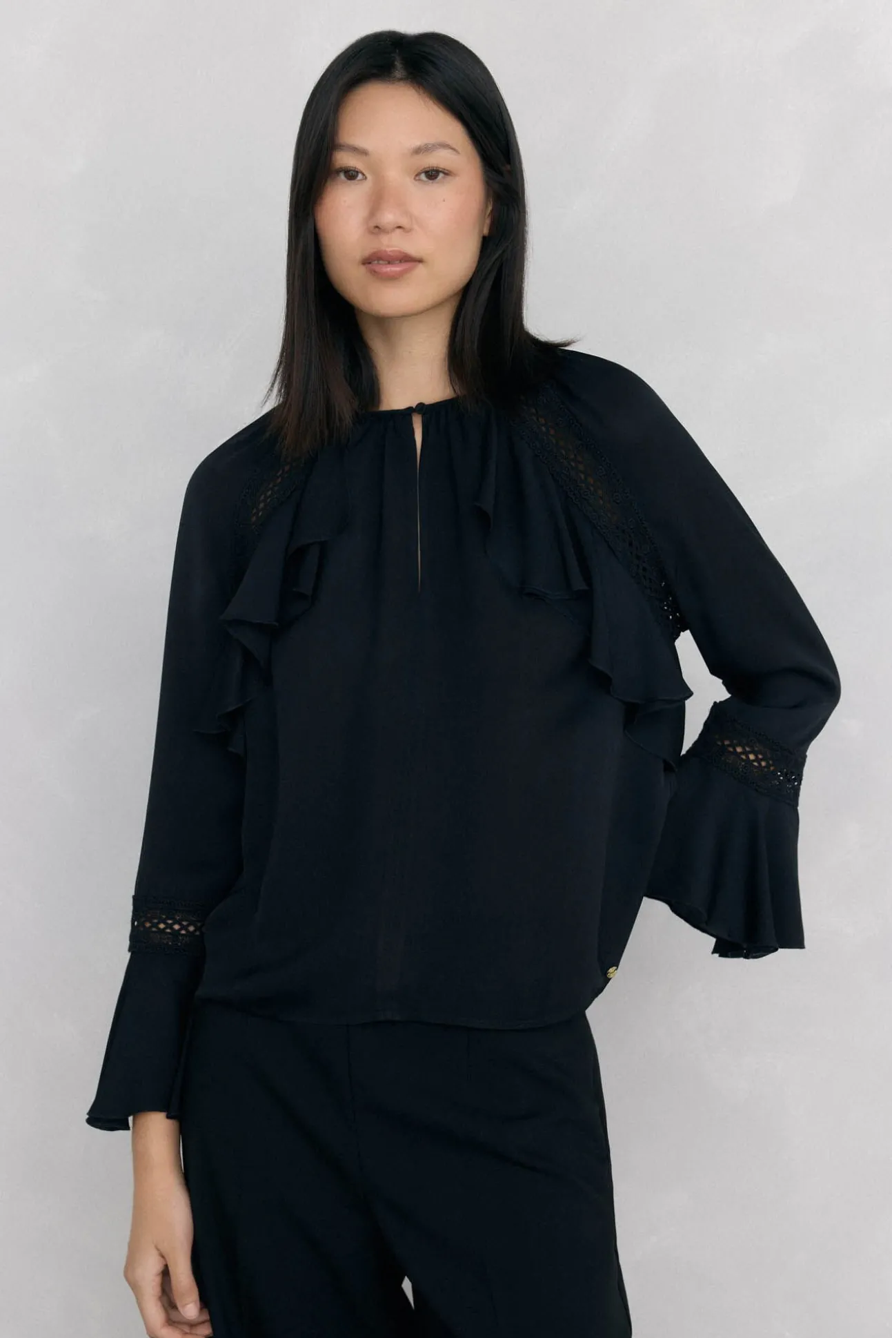 Blusa de renda com babados