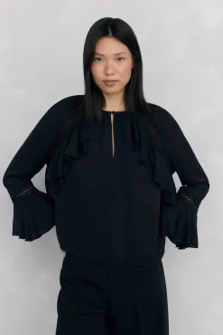 Blusa de renda com babados