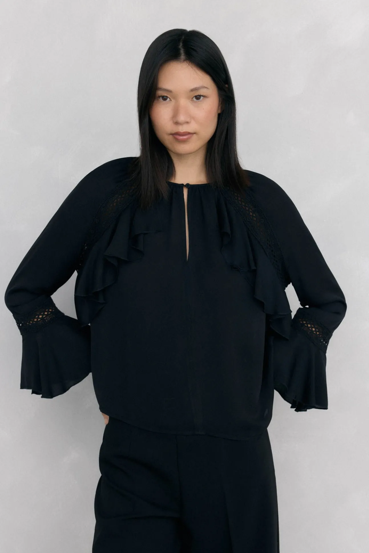 Blusa de renda com babados