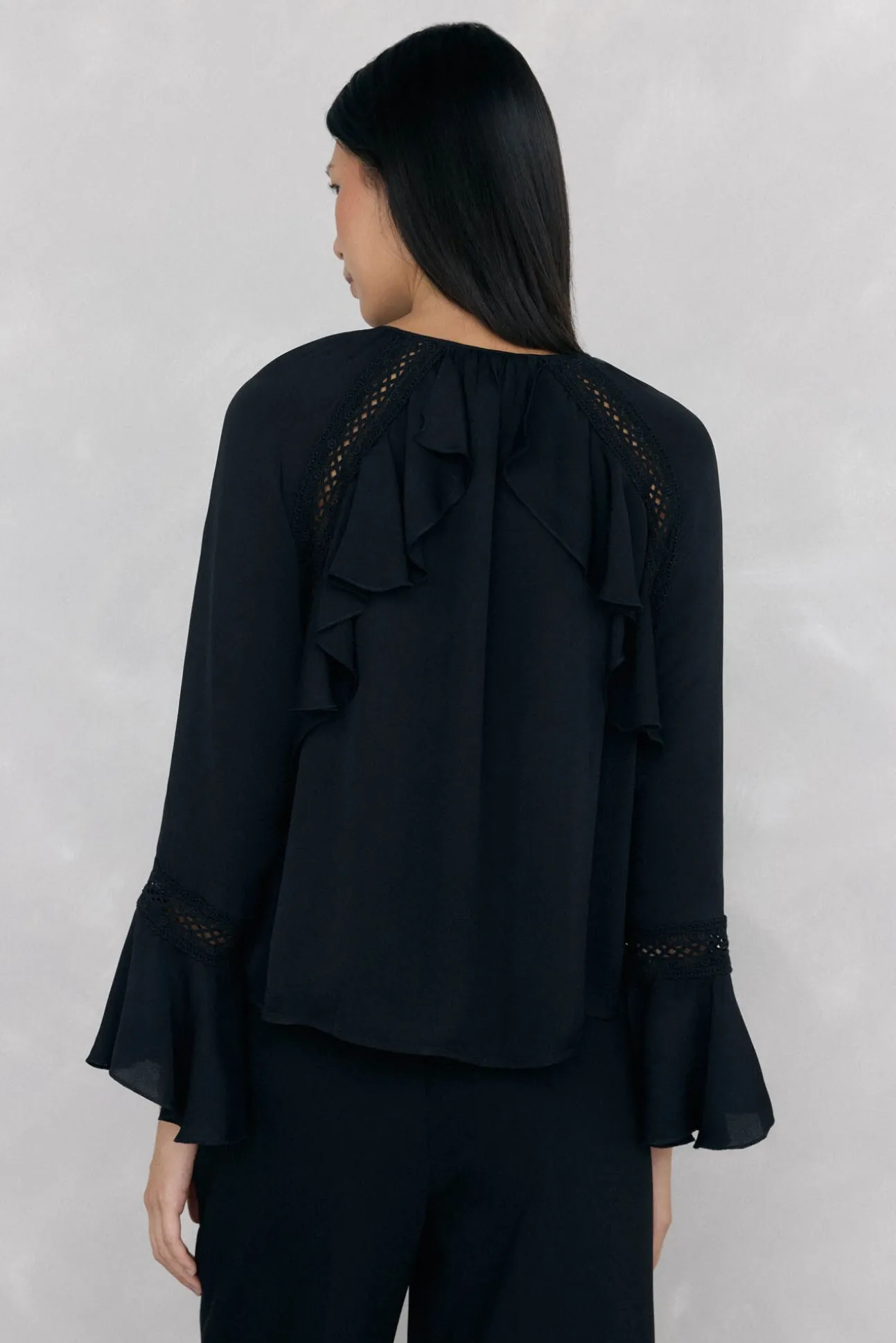 Blusa de renda com babados