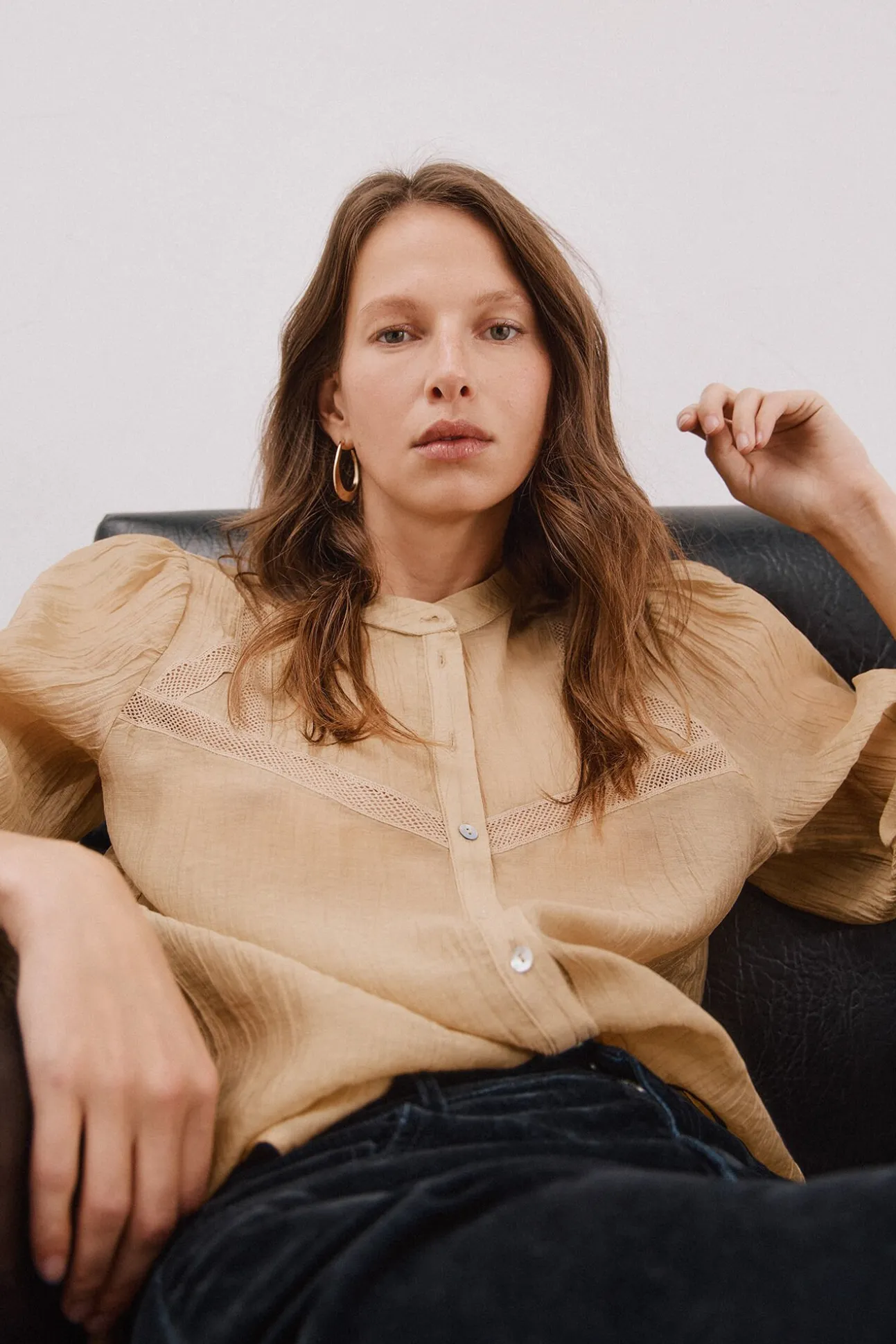 Blusa de renda com gola mao