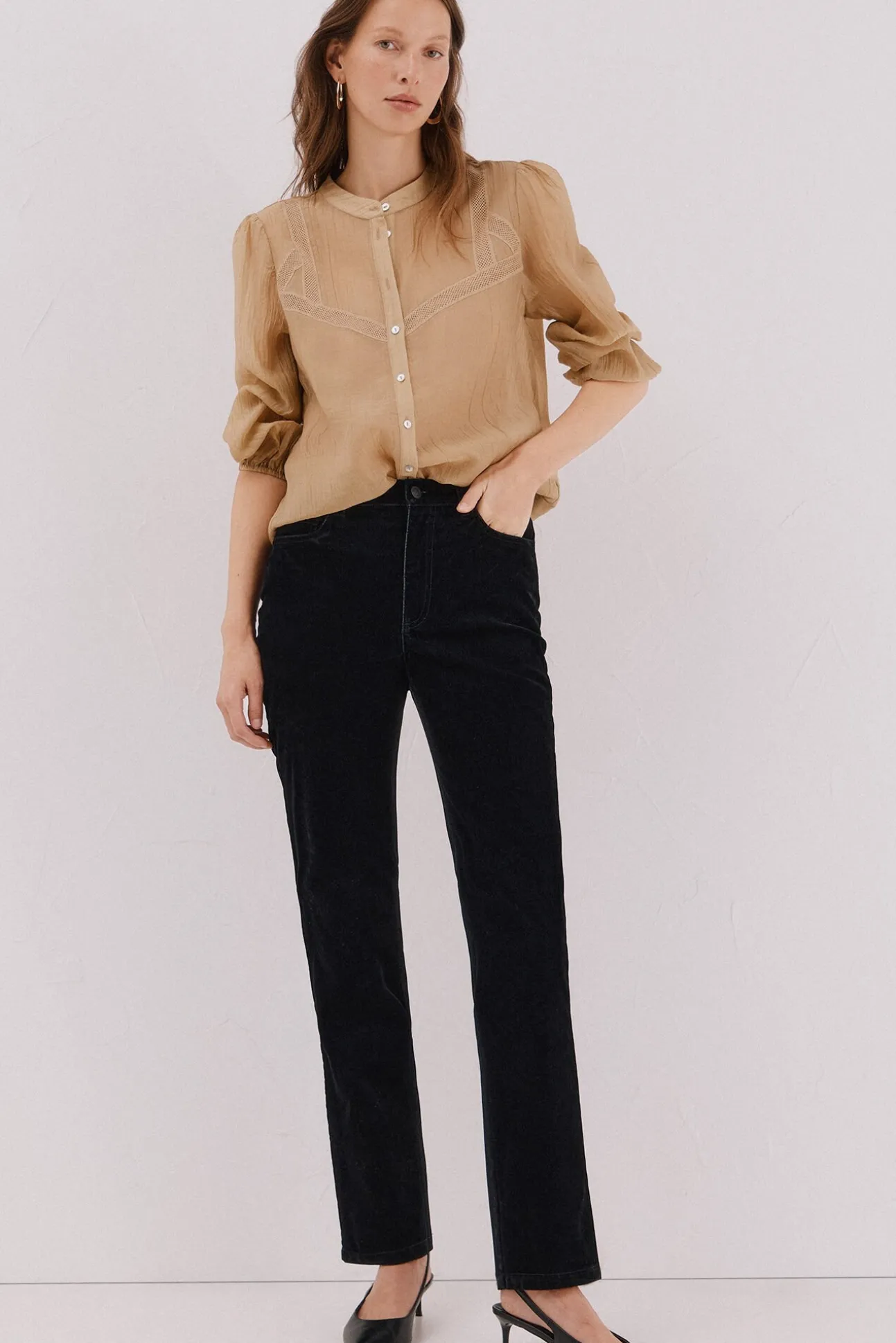 Blusa de renda com gola mao