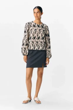 Blusa de tecido bordado