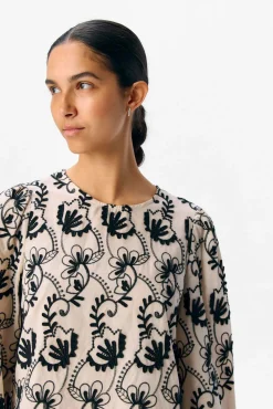 Blusa de tecido bordado