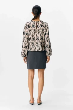 Blusa de tecido bordado