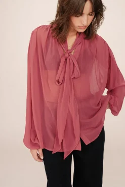 Blusa esvoaçante com laçada