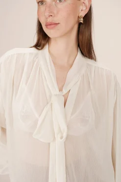 Blusa esvoaçante com laçada