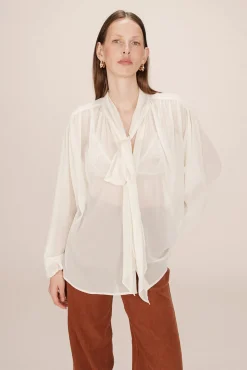 Blusa esvoaçante com laçada
